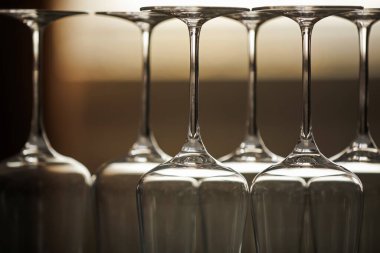 Bulanık arkaplanda boş bardaklar, yakın plan