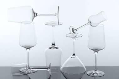 Ayna yüzeyinde pek çok temiz cam var.