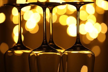 Bulanık ışıklara karşı birçok temiz bardak, yakın plan. Bokeh etkisi