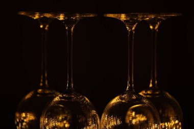 Siyah arkaplanda temiz camlar, yakın plan.