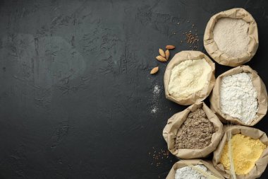 Siyah masada, kağıt torbalarda farklı tipte un var. Metin için boşluk