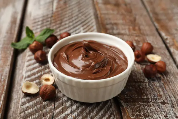 Fındıklı çikolata, fındıklı, fındıklı ve naneli, ahşap masa, yakın plan.