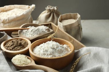 Işık masasında farklı tipte un, yakın plan.