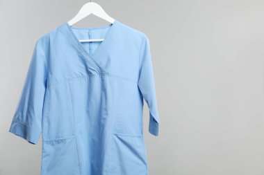 Sağlık çalışanı üniforması gri arka planda. Metin için boşluk