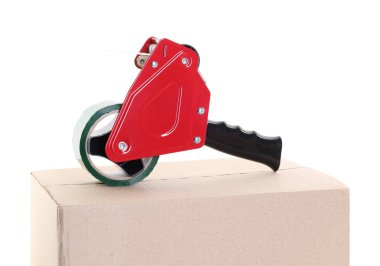 Karton kutunun üzerinde beyaz arkaplana karşı yapıştırıcı bantlı dağıtıcı