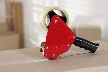 Kapalı alandaki karton kutuda yapıştırıcı bantlı şeker kutusu.