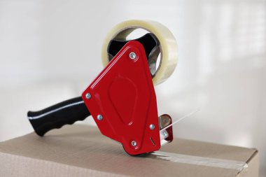 Kapalı alandaki karton kutuda yapıştırıcı bantlı şeker kutusu.