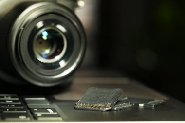 SD hafıza kartları ve fotoğraf makinesi bilgisayarda, yakın plan.