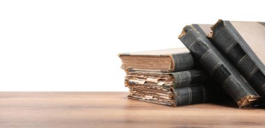 Tahta masadaki eski kitaplar beyaz arka plana karşıdır