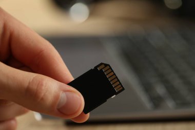 Hafıza kartı olan bulanık geçmişi olan bir adam, yakın plan. Metin için boşluk