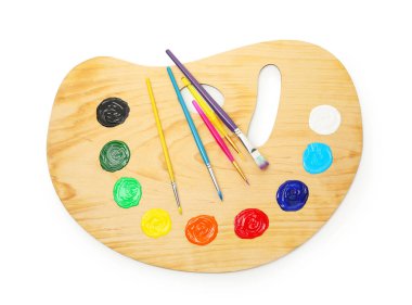 Beyaz renkte ve fırçalı ahşap palet, üst manzara.