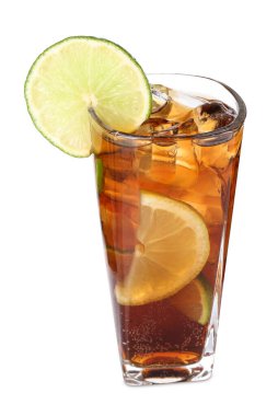 Serinletici Küba libre kokteyli beyazda izole edildi