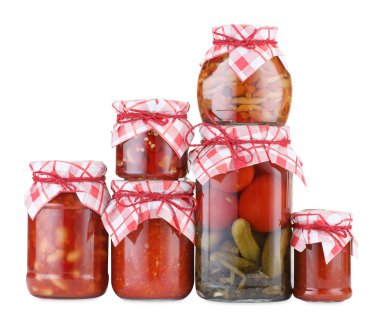 Farklı turşu ürünleri olan bir sürü kavanoz beyaz üzerine izole edilmiş.