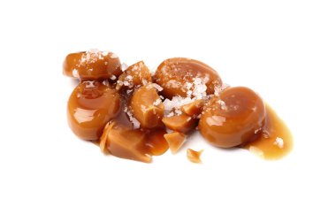 Lezzetli tatlı şekerler, beyaz üzerine izole edilmiş tuz ve karamel sosu.