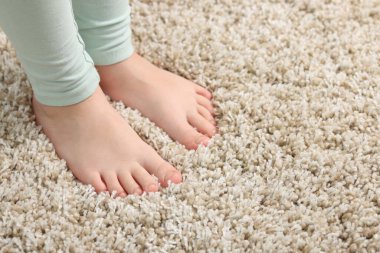 Evdeki yumuşak halıdaki kız, yakın plan. Metin için boşluk