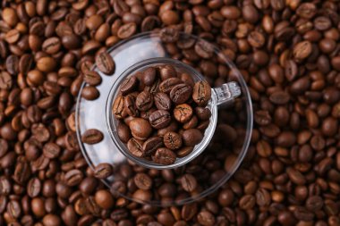 Kahve çekirdekli fincan ve çay tabağı, üst manzara.