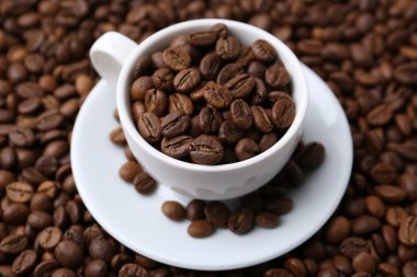 Kahve çekirdekli fincan ve çay tabağı, yakın plan.