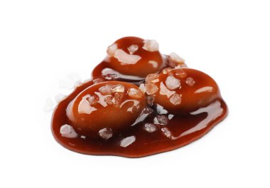 Lezzetli tatlı şekerler, beyaz üzerine izole edilmiş tuz ve karamel sosu.