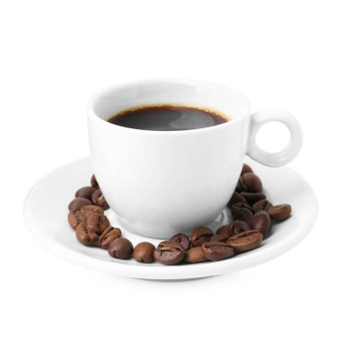 Fincanda Aromatik kahve ve beyaz üzerine izole edilmiş fasulye.