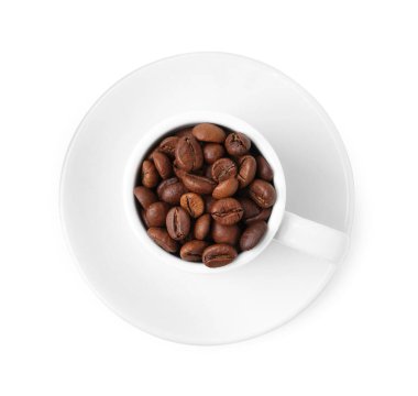 Beyaz fincanda izole edilmiş kahve çekirdekleri.