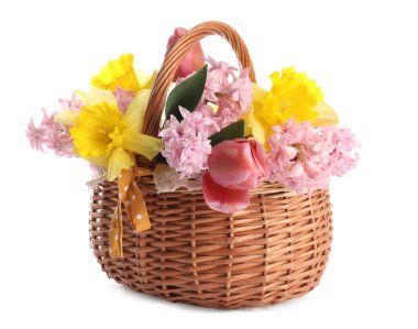 Beyaz sepetteki güzel renkli çiçekler.