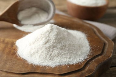 Tahta masada buğday unu ve kaşık, yakın plan.