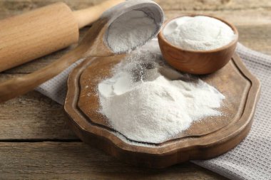 Buğday unu, kaşık ve merdane, ahşap masa, yakın plan.