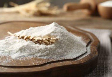 Tahta masaya buğday unu ve çivi, yakın plan.