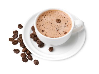 Beyaz fincanda, fasulyede ve çay tabağında Aromatik kahve.