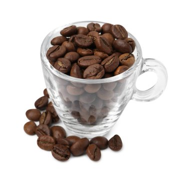 Beyaz fincanda izole edilmiş kahve çekirdekleri.