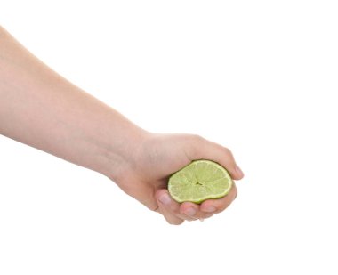 Beyaz arka planda limon sıkan kadın, yakın plan.