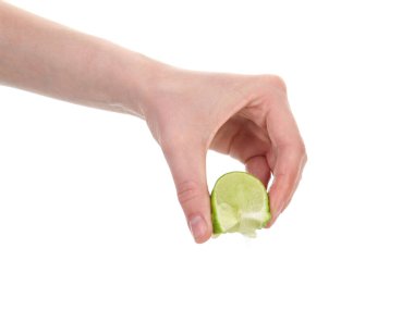 Beyaz arka planda limon sıkan kadın, yakın plan.