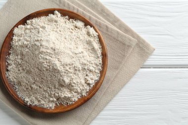 Beyaz ahşap masa üzerinde un, üst manzara. Metin için boşluk