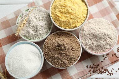 Masada farklı tipte un, çivi ve keten tohumu var.