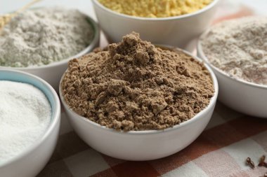 Masada farklı tipte un var, yakın plan.