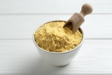 Mısır unu kasede ve kepçe beyaz ahşap masa, yakın çekim