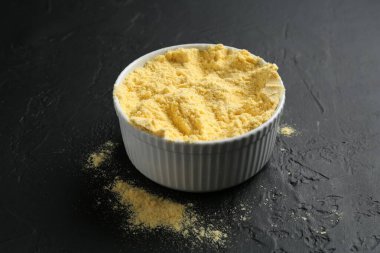 Siyah desenli masada mısır unu.