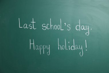 Son Okul Günü ve tahtada ünlem işaretiyle Mutlu Tatiller