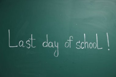 Tahtada ünlem işaretiyle Okulun Son Günü cümlesi