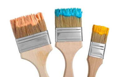 Beyaz üzerine izole edilmiş farklı boyalarla fırçalar