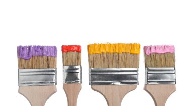 Beyaz üzerine izole edilmiş farklı boyalarla fırçalar