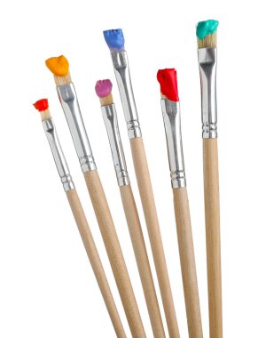 Beyaz üzerine izole edilmiş farklı boyalarla fırçalar