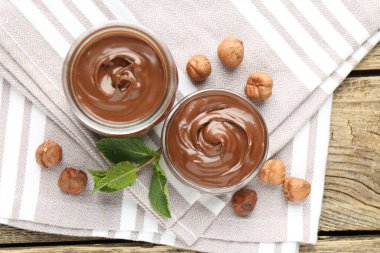 Lezzetli çikolata, fındık ve nane, ahşap masa, üst manzara.