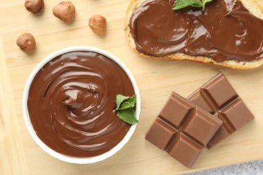 Lezzetli çikolata, tost, fındık ve nane.