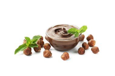 Lezzetli çikolata, nane şekerli ve fındıklı, beyaza izole edilmiş.