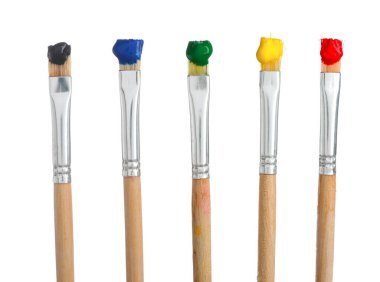 Beyaz üzerine izole edilmiş farklı boyalarla fırçalar