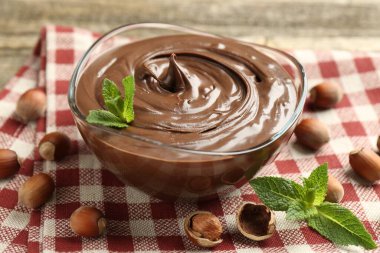 Nefis çikolata, naneli ve fındıklı, yakın plan.