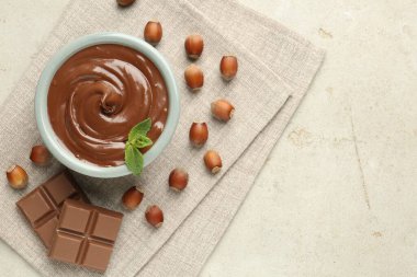 Lezzetli çikolata, parçalar, nane ve fındık, açık masa, düz yatak. Metin için boşluk