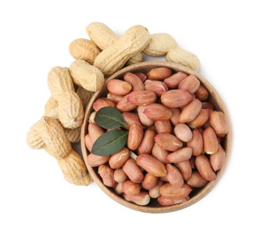 Taze fıstık ve kâse beyaz, üst manzara