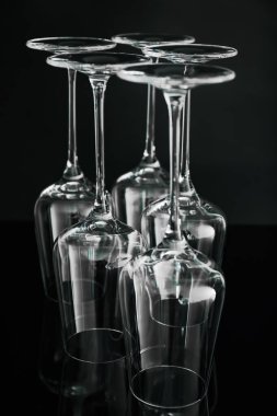 Aynada siyah arkaplana karşı birçok boş temiz bardak